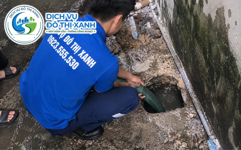 Nhân viên Đô Thị Xanh đang thi công hút hầm cầu tại An Phú