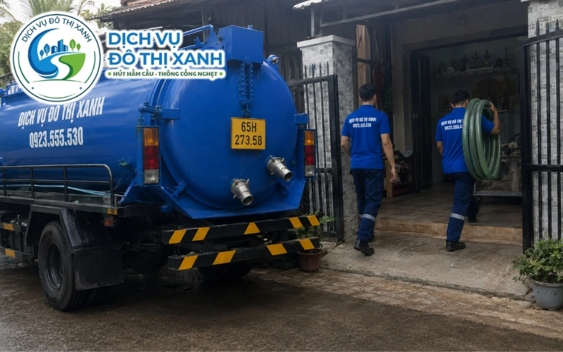 Hút hầm cầu Cái Răng cho nhà dân, quán ăn, nhà trọ 24/7 5 Nhân viên Đô Thị Xanh đang thi công hút hầm cầu tại Cái Răng