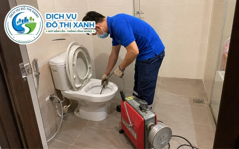 Nhân viên Đô Thị Xanh đang thi công thông bồn cầu tại Hòa Bình