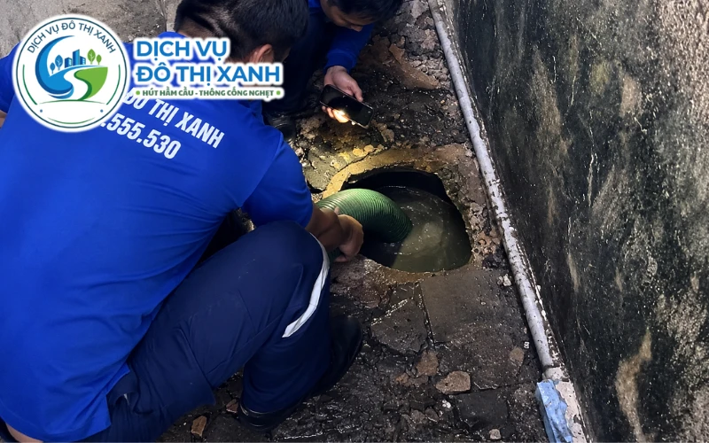 Nhân viên Đô Thị Xanh đang thi công hút hầm cầu tại Tịnh Biên