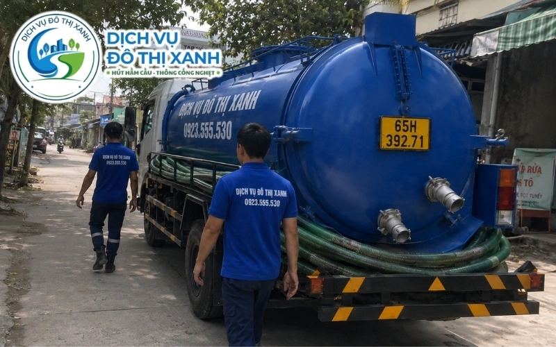 Nhân viên Đô Thị Xanh đang thi công hút hầm cầu tại Bình Thủy