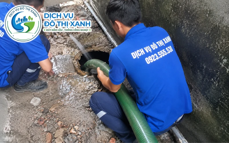 Hút hầm cầu Châu Thành An Giang 24/7, xe về tận ấp 11 Nhân viên Đô Thị Xanh đang thi công hút hầm cầu tại Châu Thành An Giang