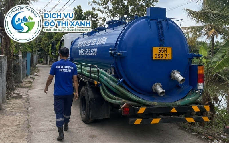 Nhân viên Đô Thị Xanh đang thi công hút hầm cầu tại Bình Thủy