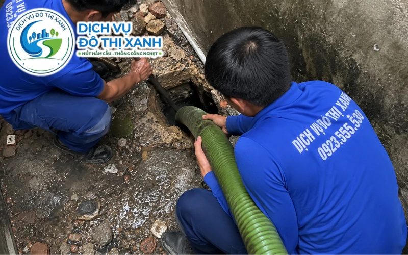 Nhân viên Đô Thị Xanh đang thi công hút hầm cầu tại Tịnh Biên
