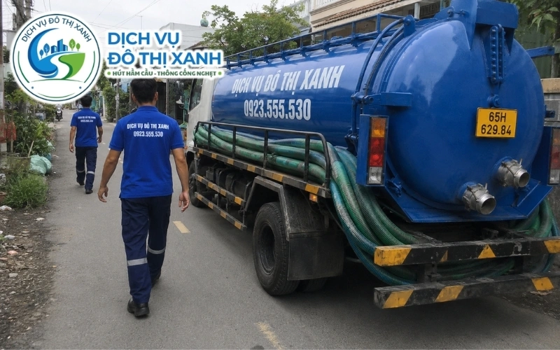 Nhân viên Đô Thị Xanh đang thi công hút hầm cầu tại Vĩnh Thạnh