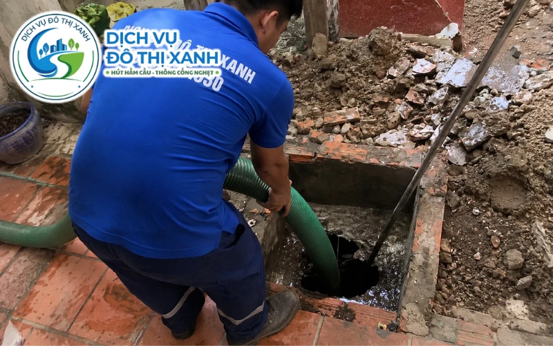 Hút hầm cầu Long Xuyên: hút sạch 1 lần, xe vào hẻm nhỏ 12 Nhân viên Đô Thị Xanh đang thi công hút hầm cầu tại Long Xuyên