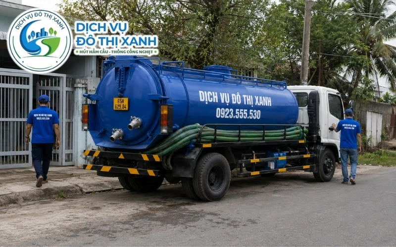 Hút hầm cầu Thốt Nốt, giá rõ ràng, thợ đến tận nơi 24/7 4 Nhân viên Đô Thị Xanh đang thi công hút hầm cầu tại Thốt Nốt