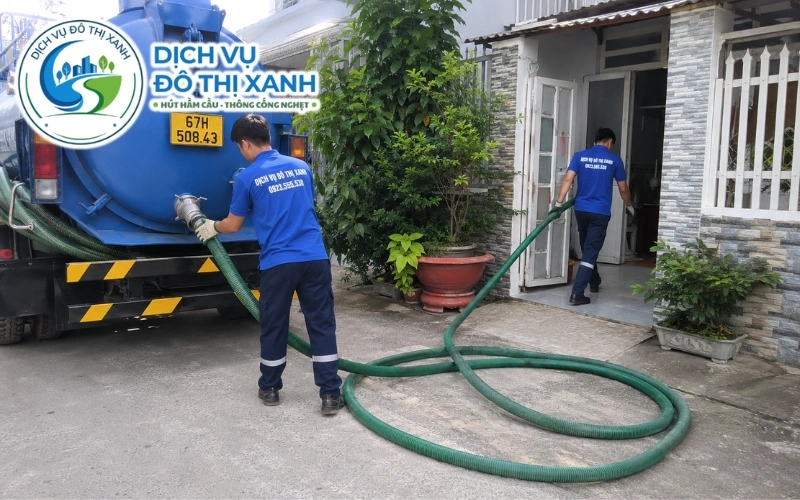 Nhân viên Đô Thị Xanh đang thi công hút hầm cầu tại Châu Phú