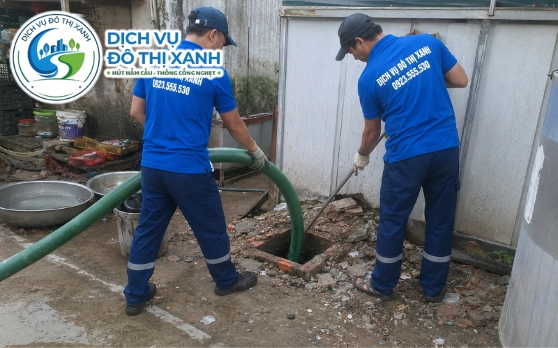 Nhân viên Đô Thị Xanh đang thi công hút hầm cầu tại An Phú
