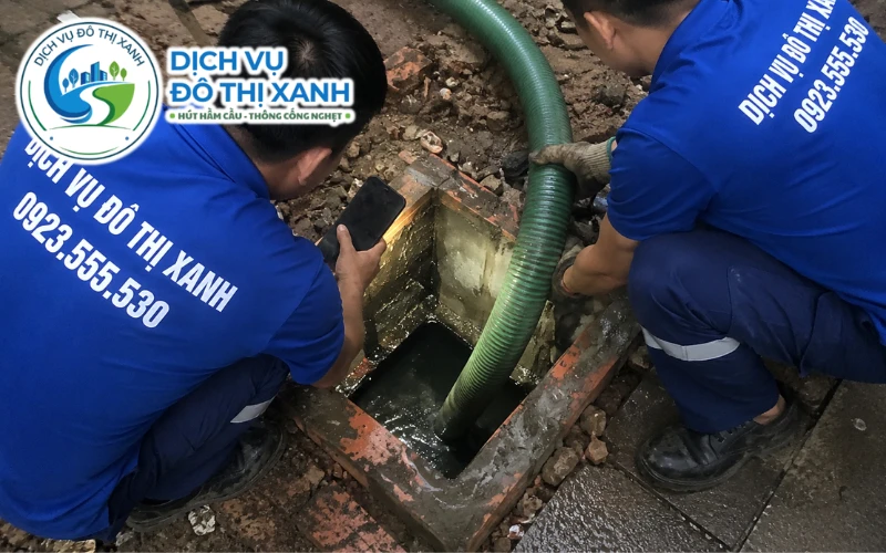 Nhân viên Đô Thị Xanh đang thi công hút hầm cầu tại Tri Tôn