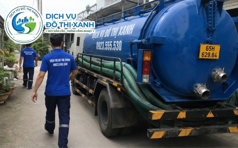 Hút hầm cầu Cờ Đỏ uy tín, báo giá rõ trước khi làm 3 Nhân viên Đô Thị Xanh đang thi công hút hầm cầu tại Cờ Đỏ