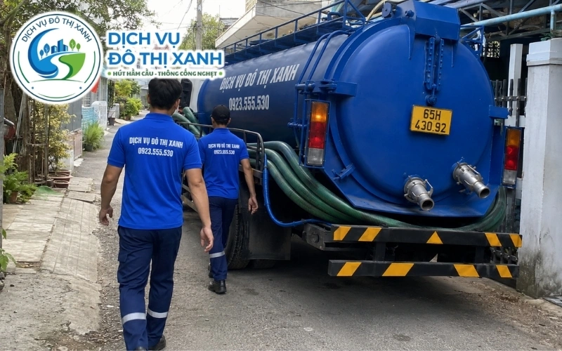 Hút hầm cầu Cờ Đỏ uy tín, báo giá rõ trước khi làm 9 Nhân viên Đô Thị Xanh đang thi công hút hầm cầu tại Cờ Đỏ