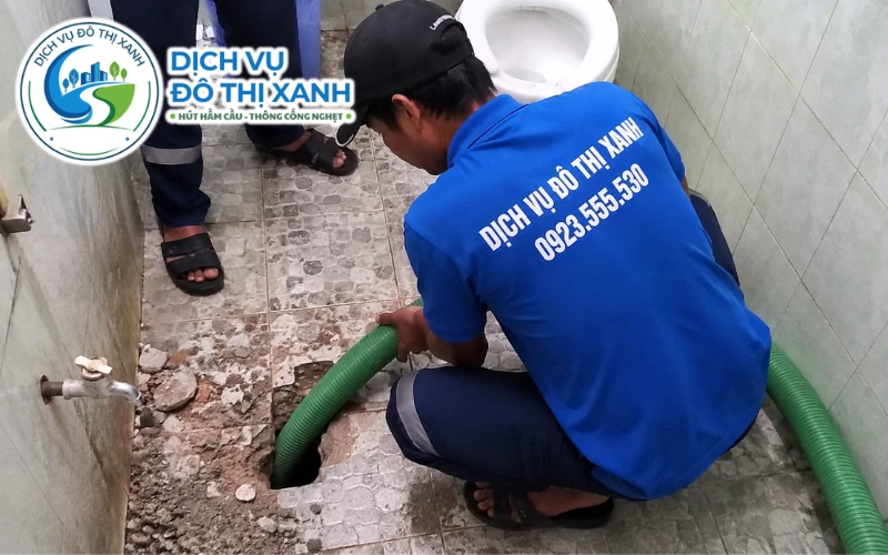 Hút hầm cầu Long Xuyên: hút sạch 1 lần, xe vào hẻm nhỏ 13 Nhân viên Đô Thị Xanh đang thi công hút hầm cầu tại Long Xuyên