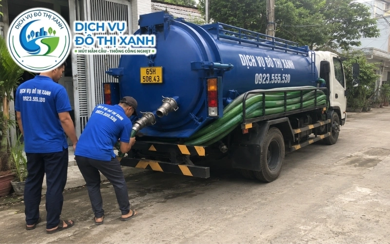 Hút hầm cầu Thốt Nốt, giá rõ ràng, thợ đến tận nơi 24/7 7 Nhân viên Đô Thị Xanh đang thi công hút hầm cầu tại Thốt Nốt