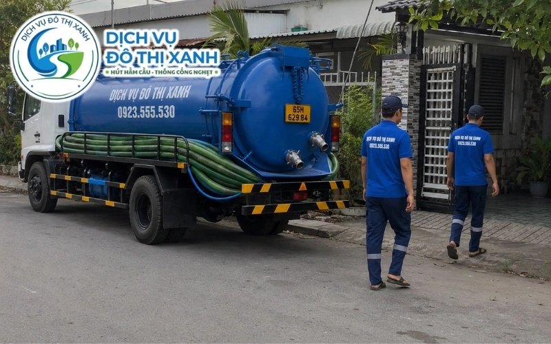Nhân viên Đô Thị Xanh đang thi công hút hầm cầu tại Ô Môn