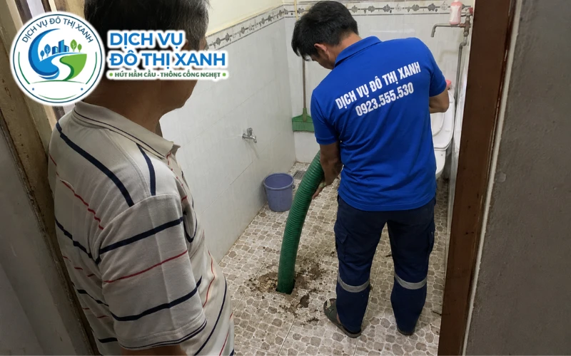 Nhân viên Đô Thị Xanh đang thi công hút hầm cầu tại Chợ Mới
