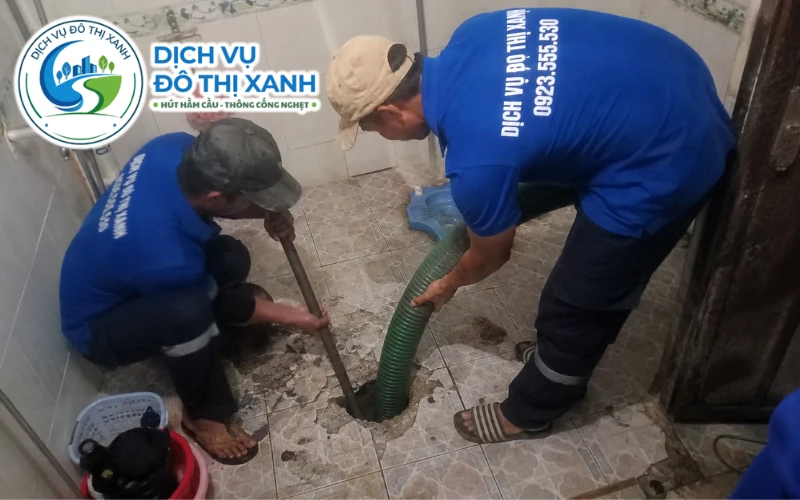 Nhân viên Đô Thị Xanh đang thi công hút hầm cầu tại Thoại Sơn