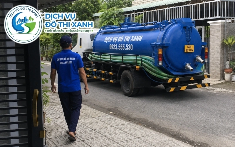 Nhân viên Đô Thị Xanh đang thi công hút hầm cầu tại Phong Điền