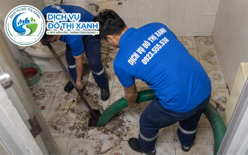 Hút Hầm Cầu Phú Tân 24/7, Xe Tới Nhanh Khi Hầm Đầy 11 Nhân viên Đô Thị Xanh đang thi công hút hầm cầu tại Phú Tân