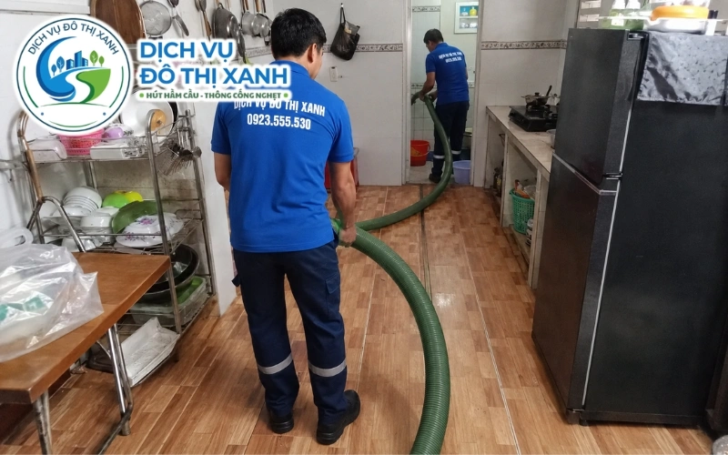 Hút hầm cầu Châu Thành An Giang 24/7, xe về tận ấp 7 Nhân viên Đô Thị Xanh đang thi công hút hầm cầu tại Châu Thành An Giang