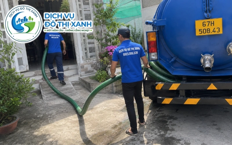 Nhân viên Đô Thị Xanh đang thi công hút hầm cầu tại Tân Châu