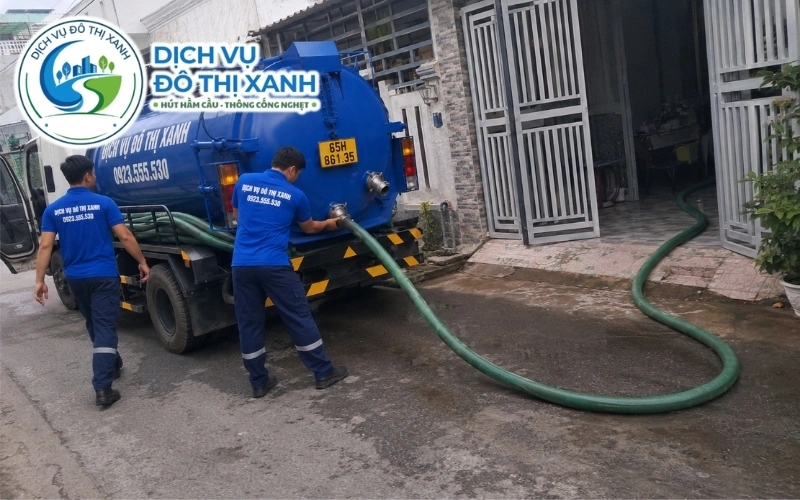 Nhân viên Đô Thị Xanh đang thi công hút hầm cầu tại Ninh Kiều