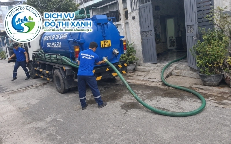 Nhân viên Đô Thị Xanh đang thi công hút hầm cầu tại Ninh Kiều