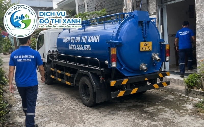 Hút hầm cầu Cái Răng cho nhà dân, quán ăn, nhà trọ 24/7 6 Nhân viên Đô Thị Xanh đang thi công hút hầm cầu tại Cái Răng