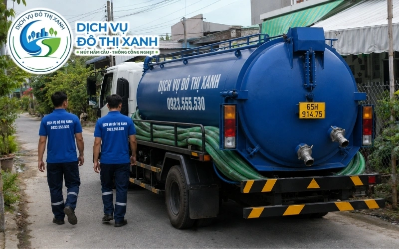 Nhân viên Đô Thị Xanh đang thi công hút hầm cầu tại Bình Thủy