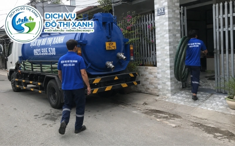 Nhân viên Đô Thị Xanh đang thi công hút hầm cầu tại Bình Thủy