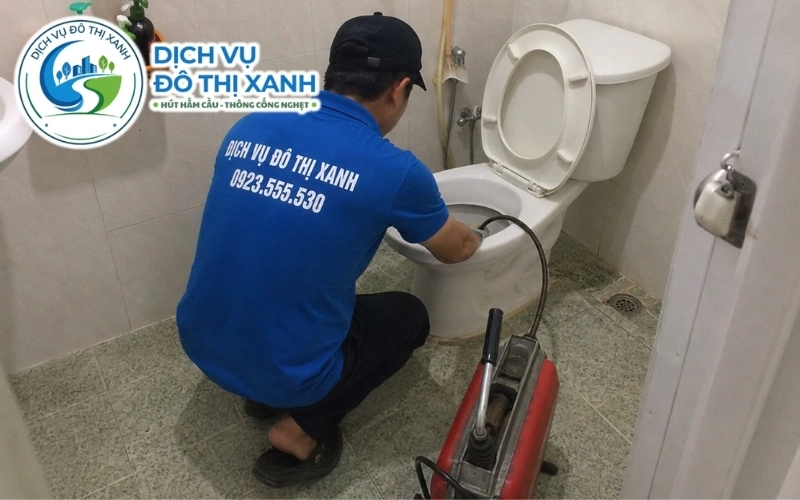 Thông bồn cầu Long Xuyên: thợ nội ô, tới trong 30 phút 5 Nhân viên Đô Thị Xanh đang thi công thông bồn cầu tại Long Xuyên