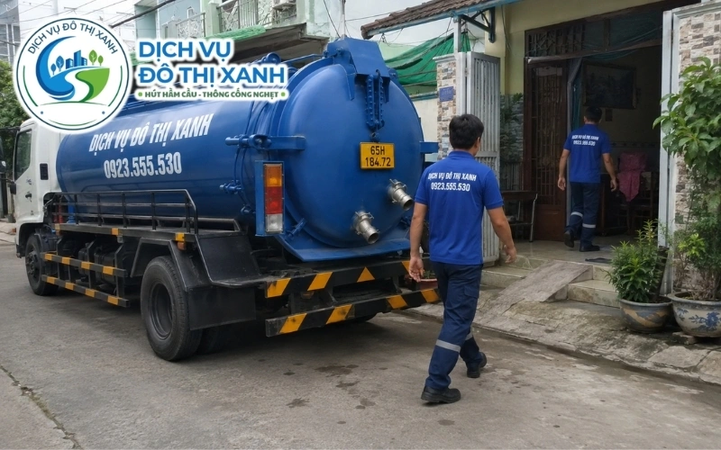 Nhân viên Đô Thị Xanh đang thi công hút hầm cầu tại Vĩnh Thạnh