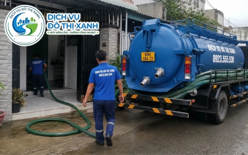 Hút hầm cầu Thới Lai cho nhà dân, nhà trọ, quán ăn, công ty 5 Nhân viên Đô Thị Xanh đang thi công hút hầm cầu tại Thới Lai