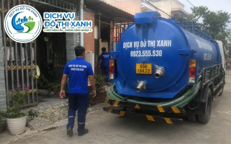 Hút hầm cầu Cờ Đỏ uy tín, báo giá rõ trước khi làm 4 Nhân viên Đô Thị Xanh đang thi công hút hầm cầu tại Cờ Đỏ