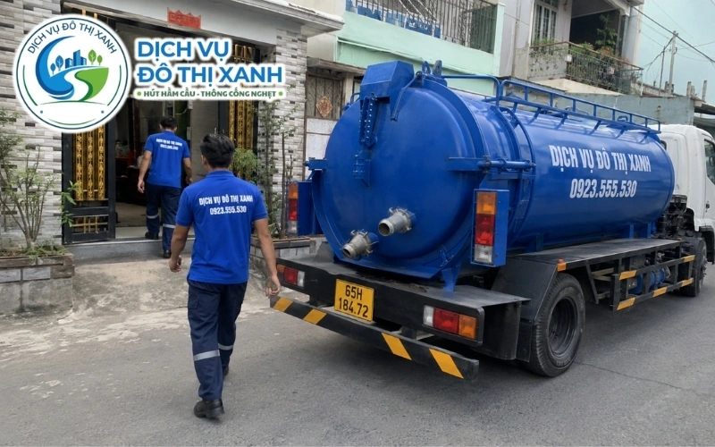 Hút hầm cầu Thốt Nốt, giá rõ ràng, thợ đến tận nơi 24/7 2 Nhân viên Đô Thị Xanh đang thi công hút hầm cầu tại Thốt Nốt
