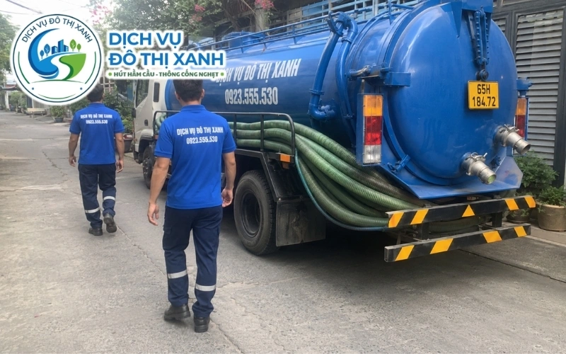Hút hầm cầu Thốt Nốt, giá rõ ràng, thợ đến tận nơi 24/7 8 Nhân viên Đô Thị Xanh đang thi công hút hầm cầu tại Thốt Nốt