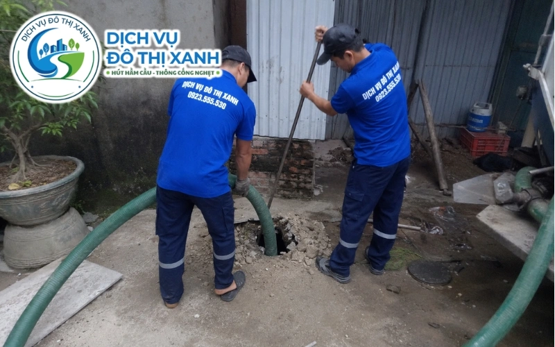 Nhân viên Đô Thị Xanh đang thi công hút hầm cầu tại An Phú