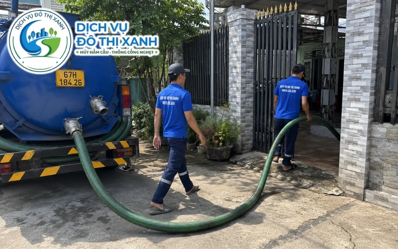 Hút hầm cầu Long Xuyên: hút sạch 1 lần, xe vào hẻm nhỏ 3 Nhân viên Đô Thị Xanh đang thi công hút hầm cầu tại Long Xuyên