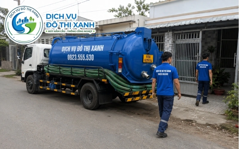 Nhân viên Đô Thị Xanh đang thi công hút hầm cầu tại Ô Môn