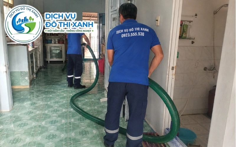 Hút hầm cầu Châu Thành An Giang 24/7, xe về tận ấp 8 Nhân viên Đô Thị Xanh đang thi công hút hầm cầu tại Châu Thành An Giang