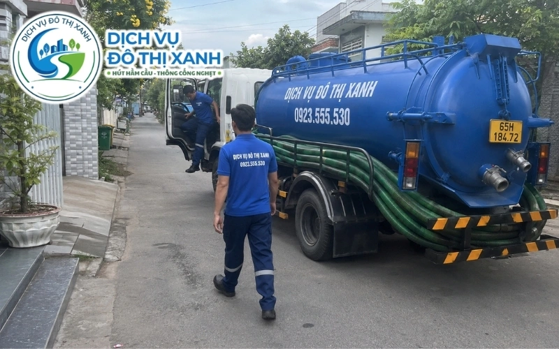 Nhân viên Đô Thị Xanh đang thi công hút hầm cầu tại Ô Môn