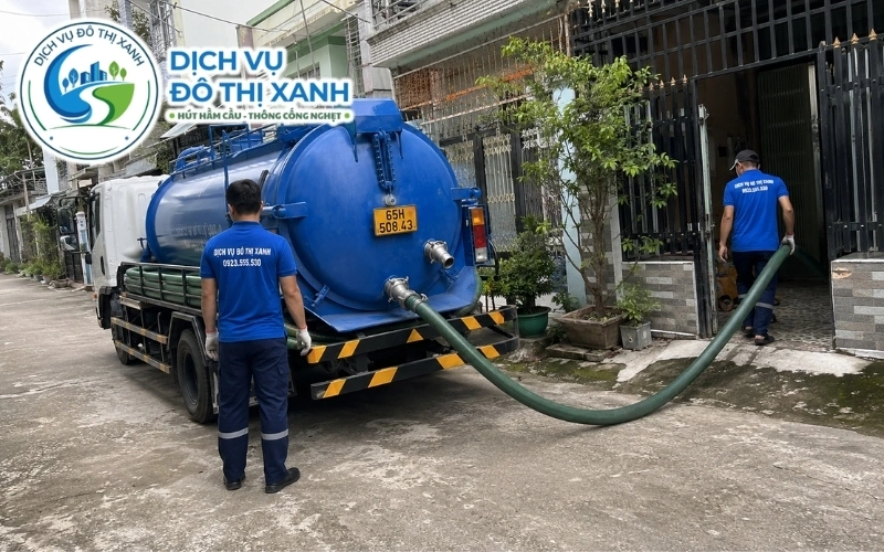 Nhân viên Đô Thị Xanh đang thi công hút hầm cầu tại Phong Điền