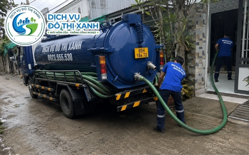 Nhân viên Đô Thị Xanh đang thi công hút hầm cầu tại Ninh Kiều