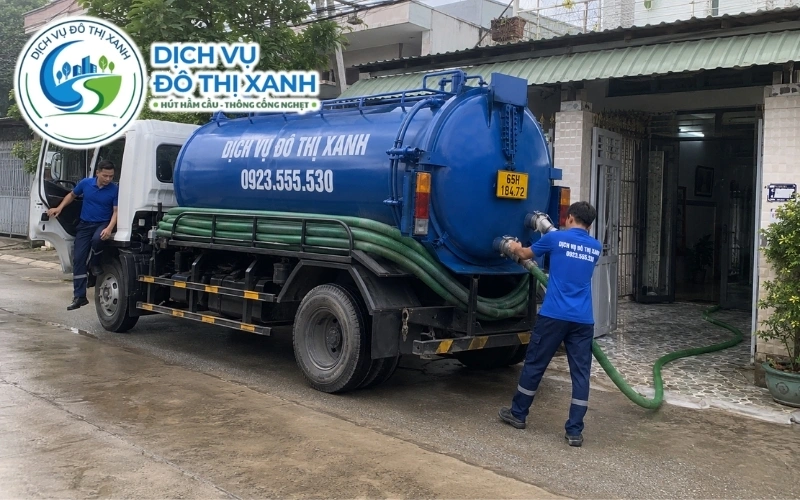 Nhân viên Đô Thị Xanh đang thi công hút hầm cầu tại Ninh Kiều