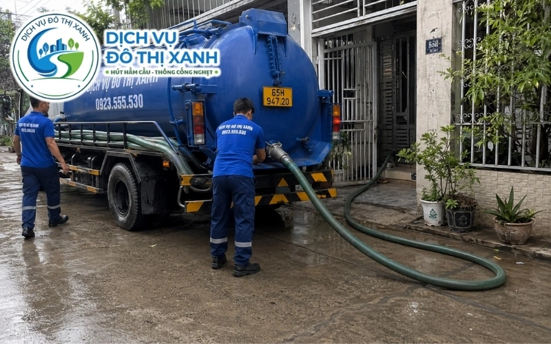 Hút hầm cầu Cái Răng cho nhà dân, quán ăn, nhà trọ 24/7 7 Nhân viên Đô Thị Xanh đang thi công hút hầm cầu tại Cái Răng