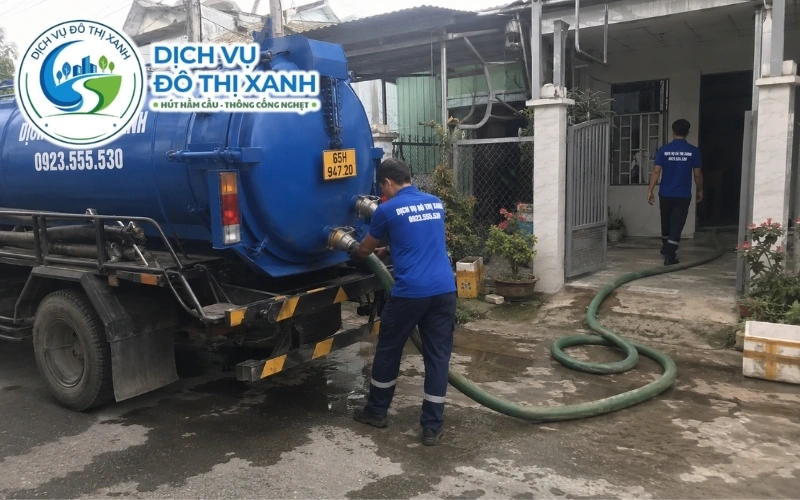 Hút hầm cầu Cái Răng cho nhà dân, quán ăn, nhà trọ 24/7 2 Nhân viên Đô Thị Xanh đang thi công hút hầm cầu tại Cái Răng
