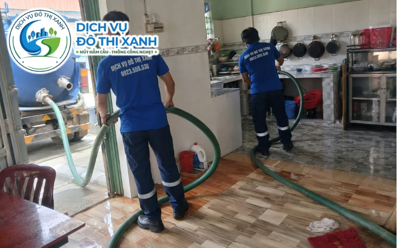 Nhân viên Đô Thị Xanh đang thi công hút hầm cầu tại Tịnh Biên