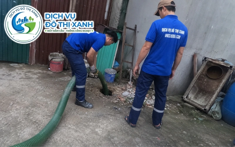 Hút hầm cầu Châu Thành An Giang 24/7, xe về tận ấp 10 Nhân viên Đô Thị Xanh đang thi công hút hầm cầu tại Châu Thành An Giang