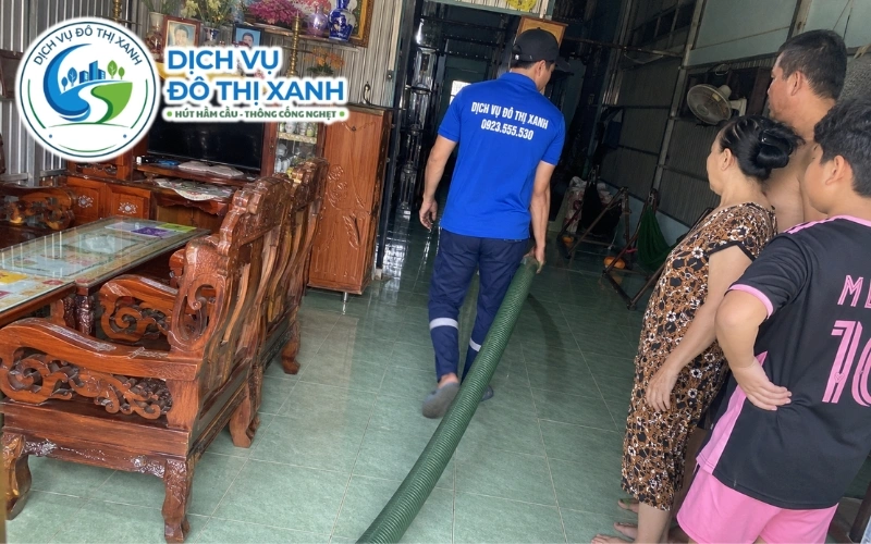 Hút hầm cầu Châu Đốc: hút sạch 1 lần, xe tới tận nơi 6 Nhân viên Đô Thị Xanh đang thi công hút hầm cầu tại Châu Đốc