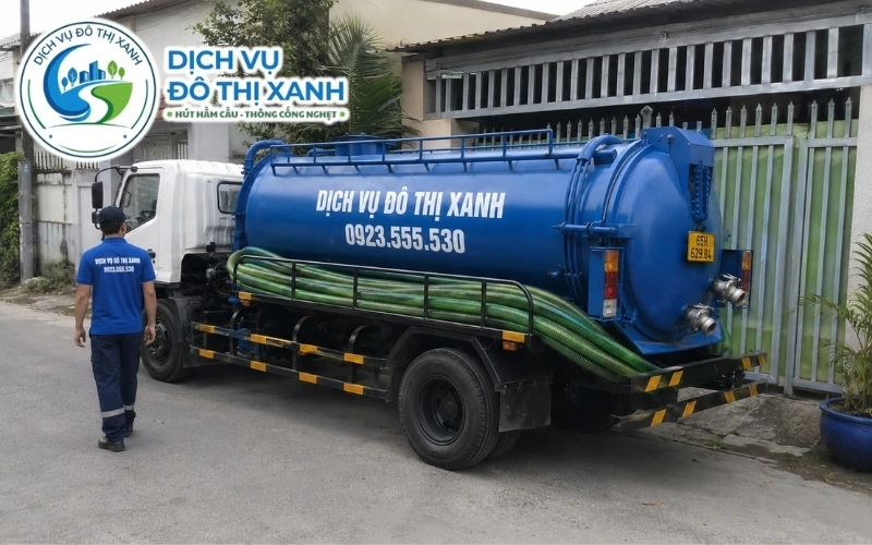 Nhân viên Đô Thị Xanh đang thi công hút hầm cầu tại Phong Điền